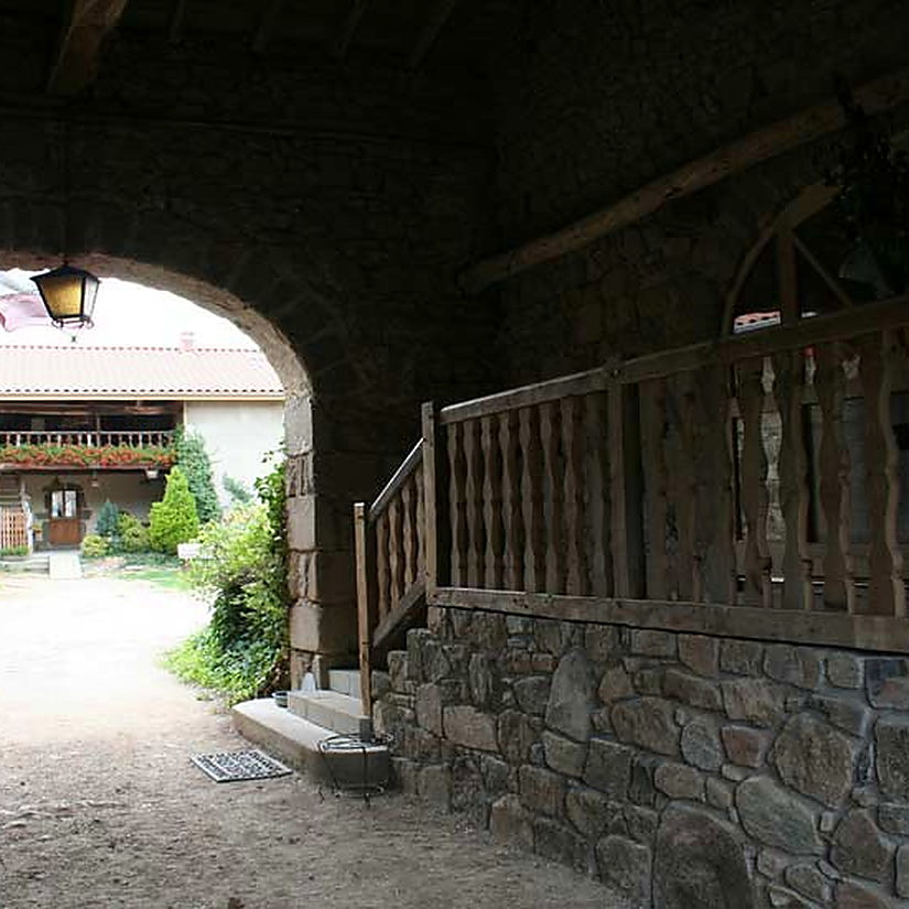Le porche et la cour intérieure de la ferme
