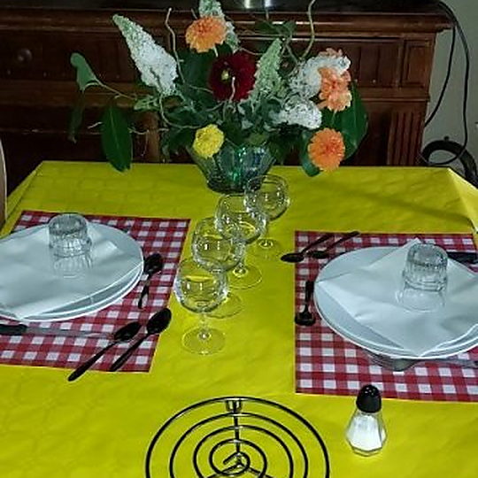 Une table dressée dans la salle