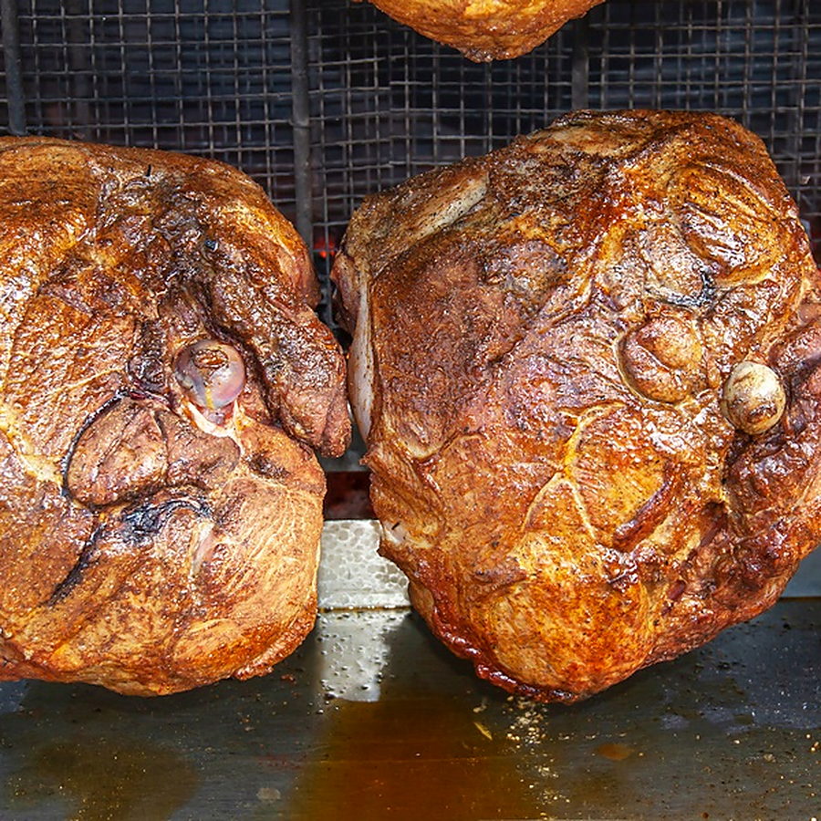 Jambons cuits à la broche