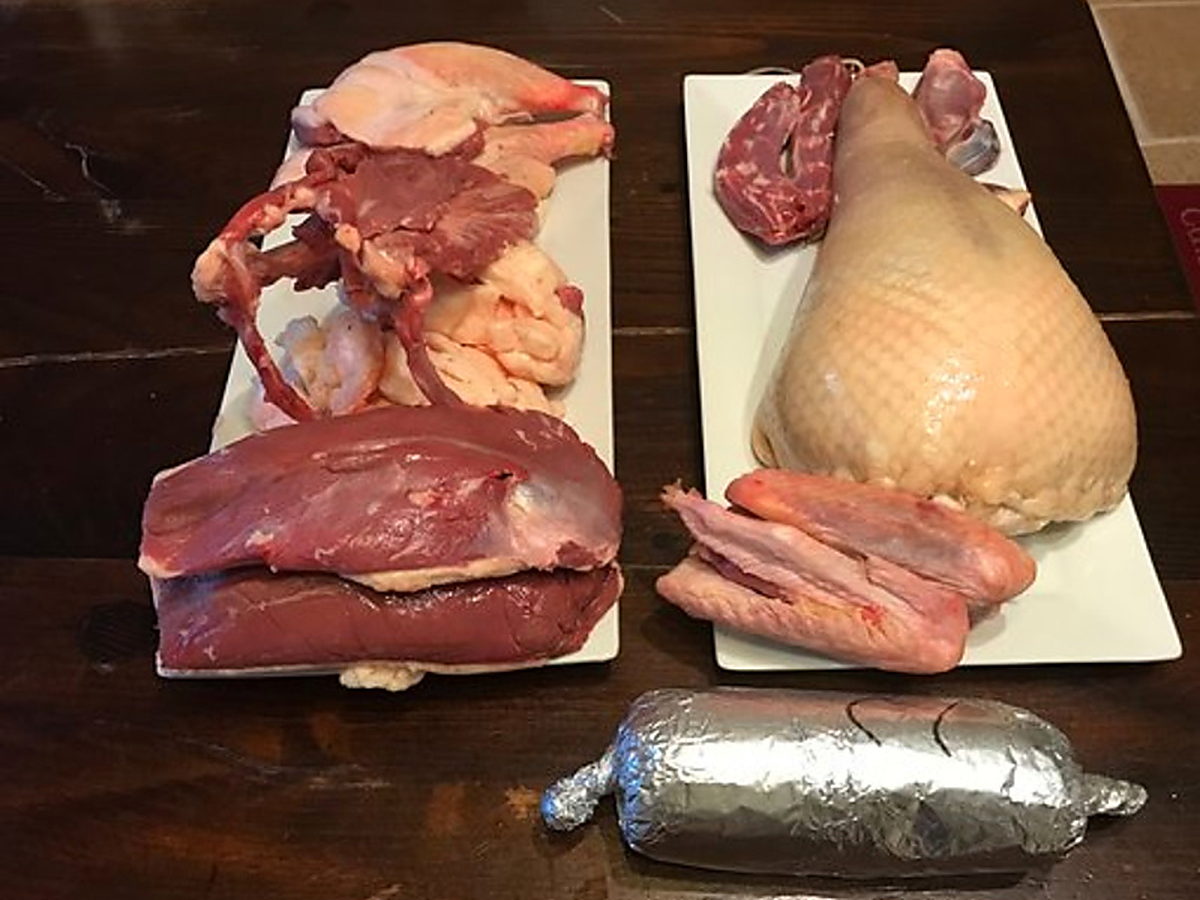Découpe du canard dans l’atelier de la ferme